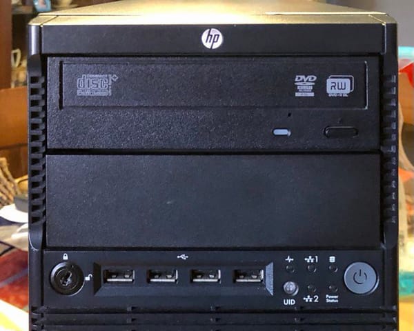 Imagen del frontal de un servidor HP Proliant ML 110 de séptima generación.