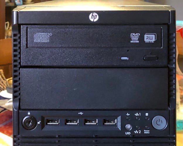 Imagen del frontal de un servidor HP Proliant ML 110 de séptima generación.